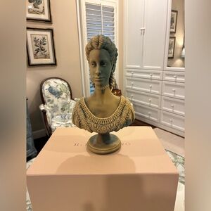 Queen Charlotte Candle by R Runberg